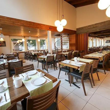 Hotel Gruesch מלון